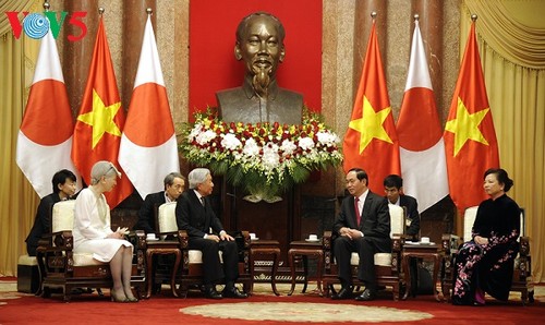 Японские СМИ освещают визит во Вьетнам императора Японии и его супруги  - ảnh 1